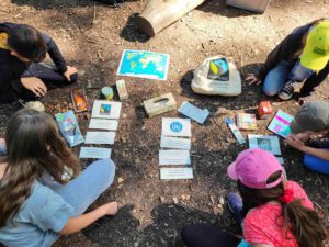 Kinder lösen Aufgaben im Wald