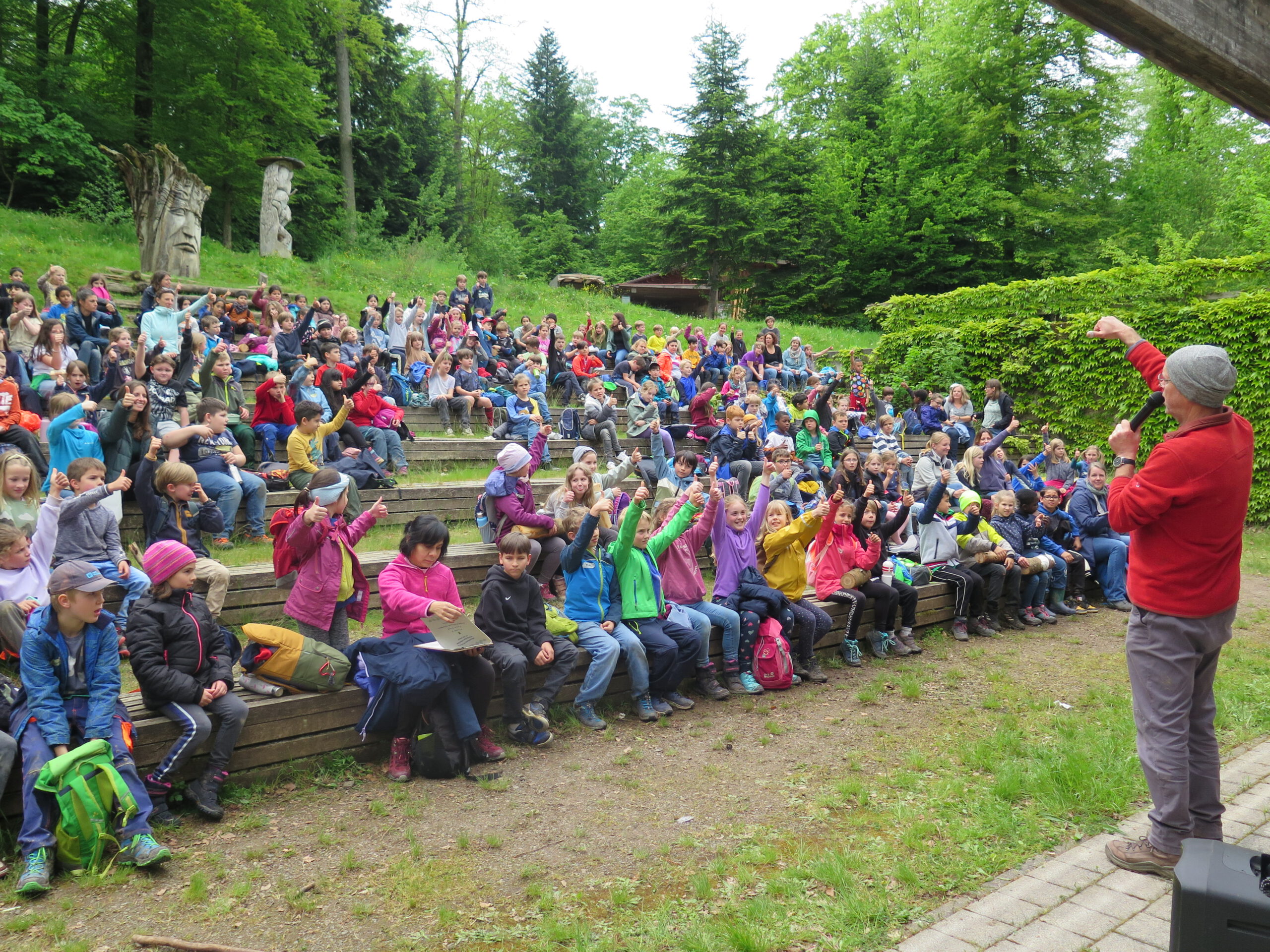 Grundschulklassen mit Waldpädagoge am WaldHaus