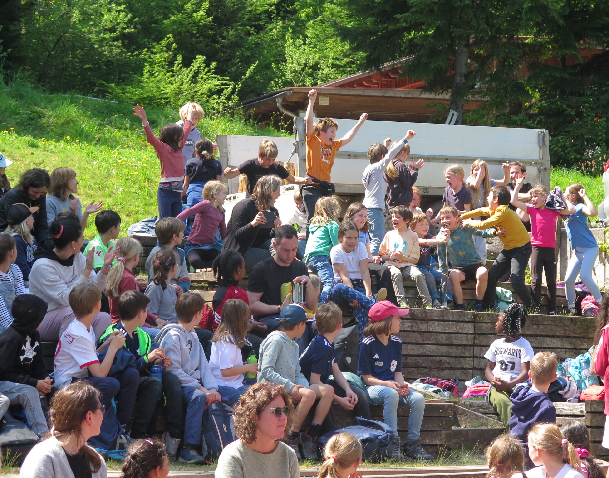 Schulkinder im Atrium vom WaldHaus Freiburg bei den Waldjugendspielen 2025