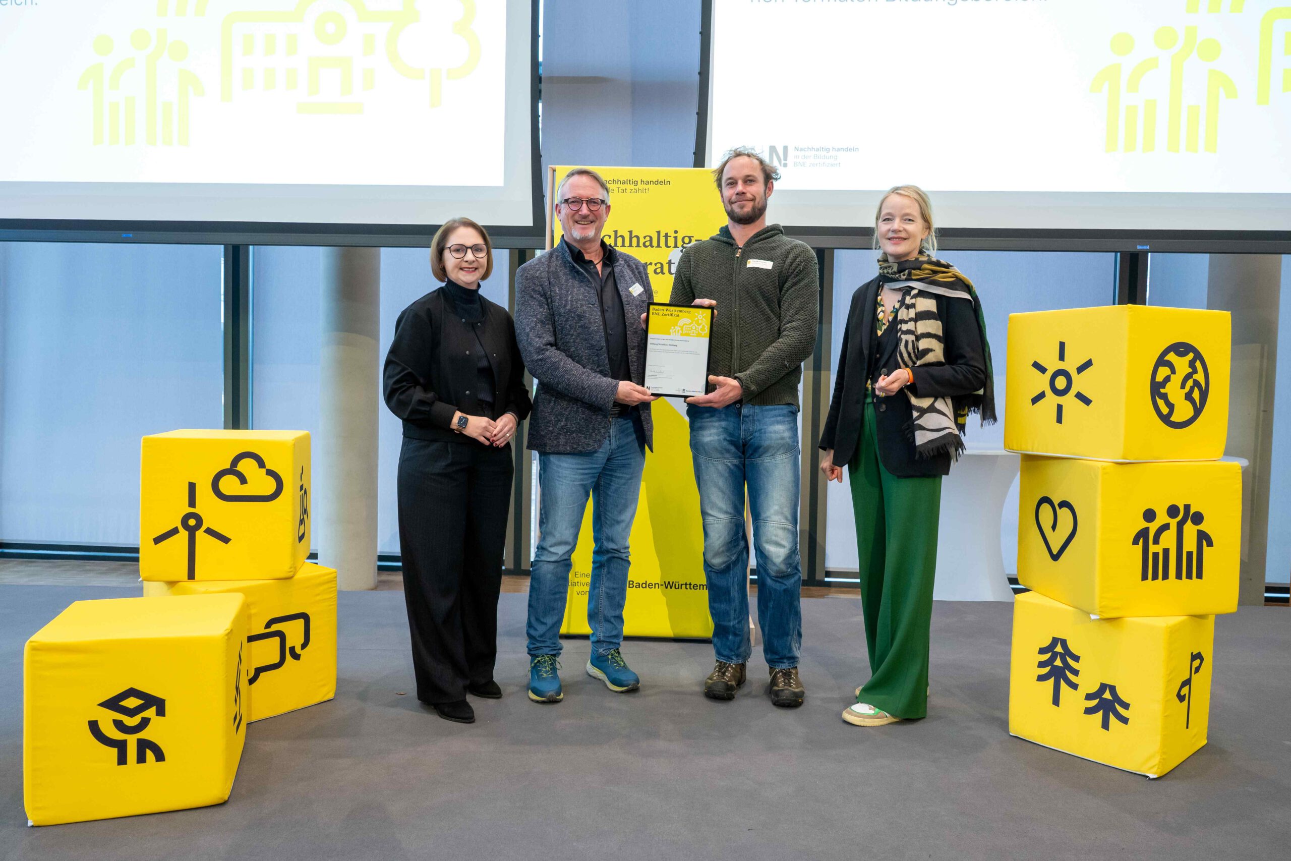 Sandra Boser Kulturstaatssekretärin (li) u. Umweltministerin Thekla Walter(re)_BNE-zertifiziert_Verleihung24112025_Martin Stollberg_kl Verleihung des BNE-Zertifikats an Geschäftsführer Markus Müller und Stellvertretender Leiter Philipp Gottwald von der Stiftung WaldHaus Freiburg